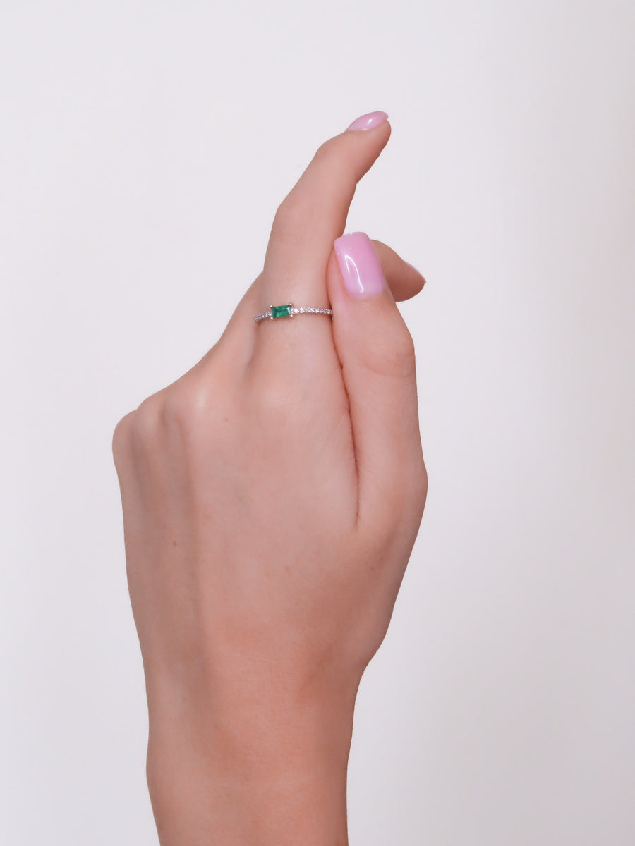 Gilda -Solitaire Emerald Diamond Ring